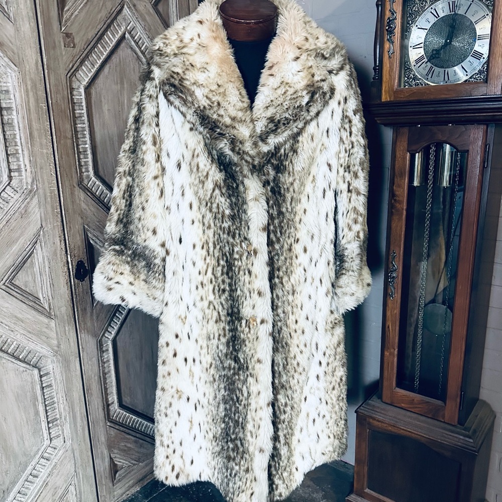 Feldmans Fur Fashions x Russel Taylor Elegant Bobcat Lynx Faux Fur Coat